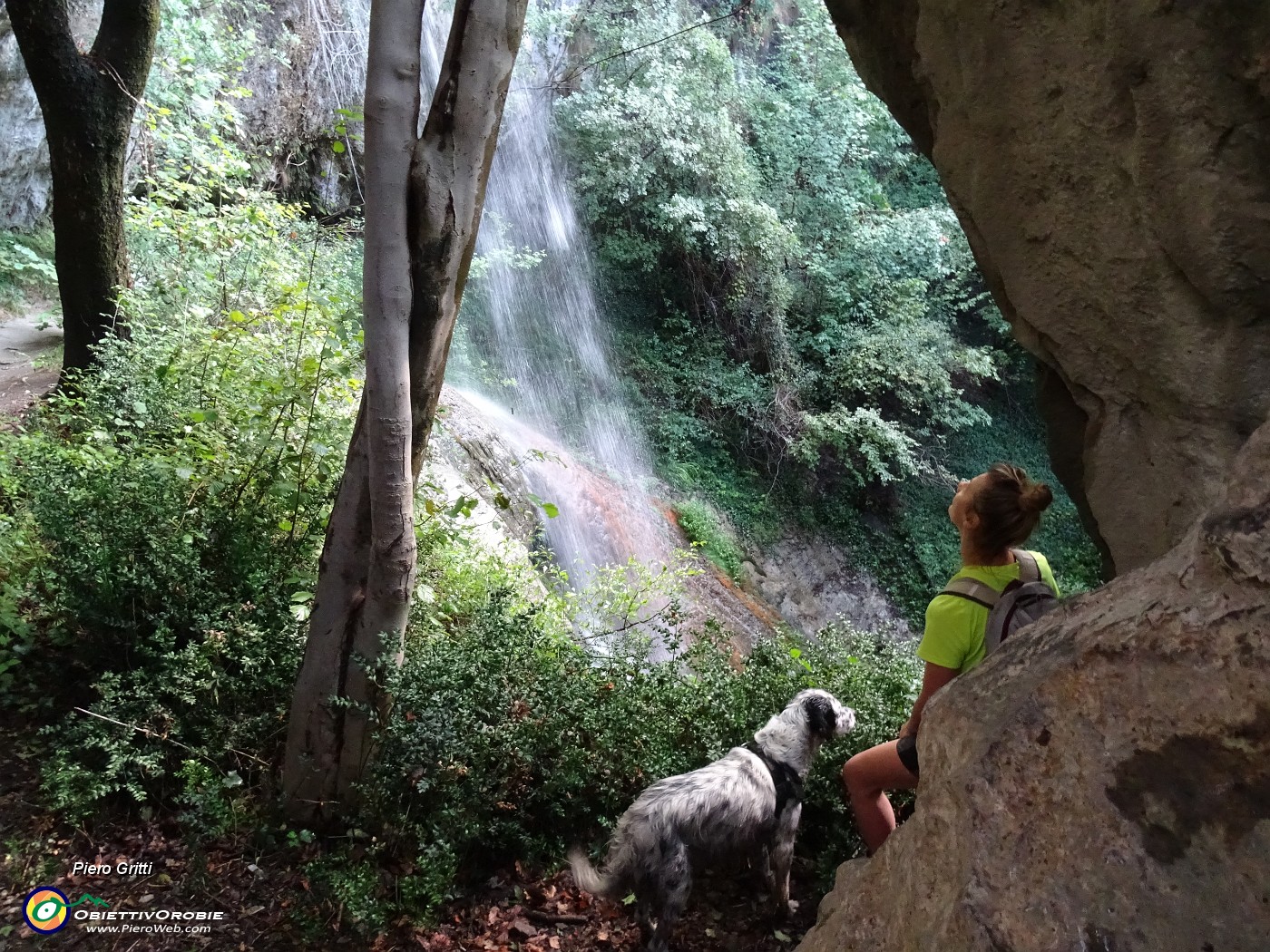 31 Sul piano ad osservare bene la cascata scrosciante  dall'alto.JPG